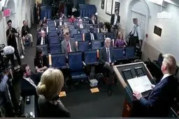 کنفرانس خبری ترامپ با رعایت فاصله گذاری اجتماعی!