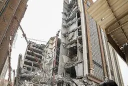 واکنش رئیس صداوسیما به حادثه متروپل آبادان | لطفا به موضوع فرو ریختن متروپل نپردازید