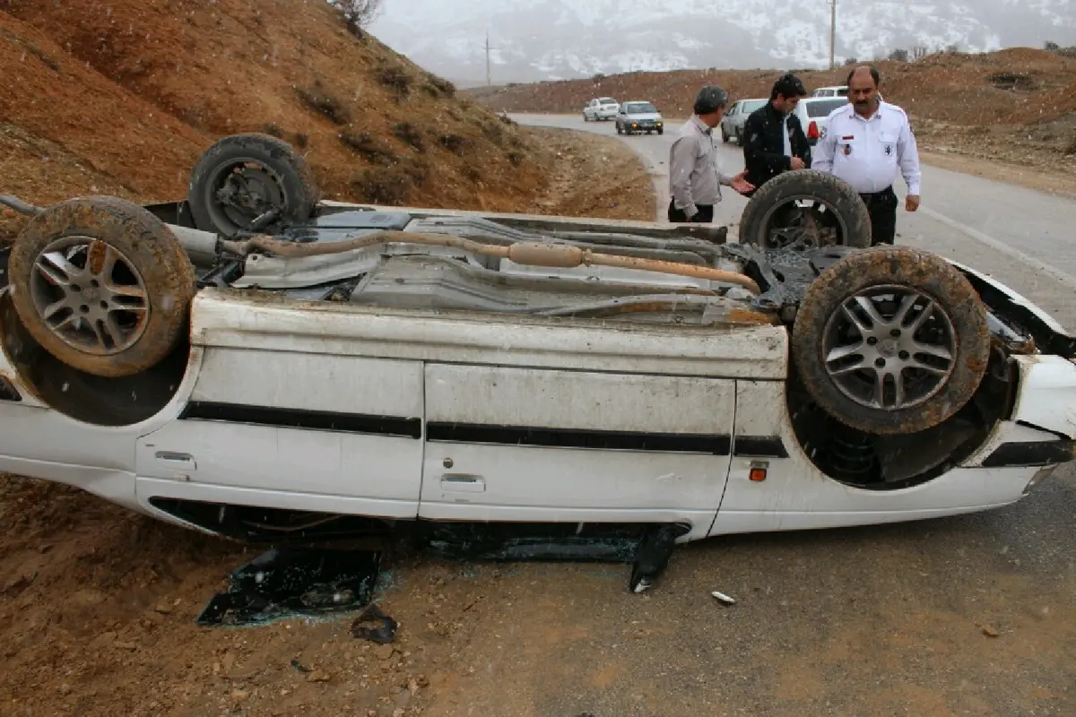 تصادف عجیب یک پژو پارس در چهارراه | ماشین سرنگون شد!+ویدئو