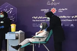 مینو محرز هم واکسن برکت زد+ عکس| لحظه جالب تزریق واکسن برکت به مینو محرز

