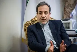 ماجرای نوشیدنی خاص عراقچی در میان زائران | لحظه‌ای متفاوت برای عراقچی در مسیر اربعین +ویدئو