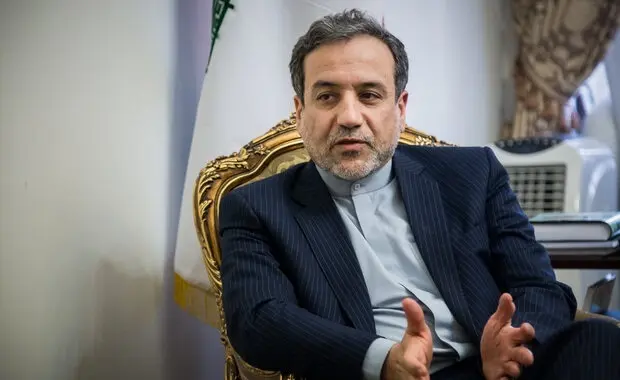 ماجرای نوشیدنی خاص عراقچی در میان زائران | لحظه‌ای متفاوت برای عراقچی در مسیر اربعین +ویدئو