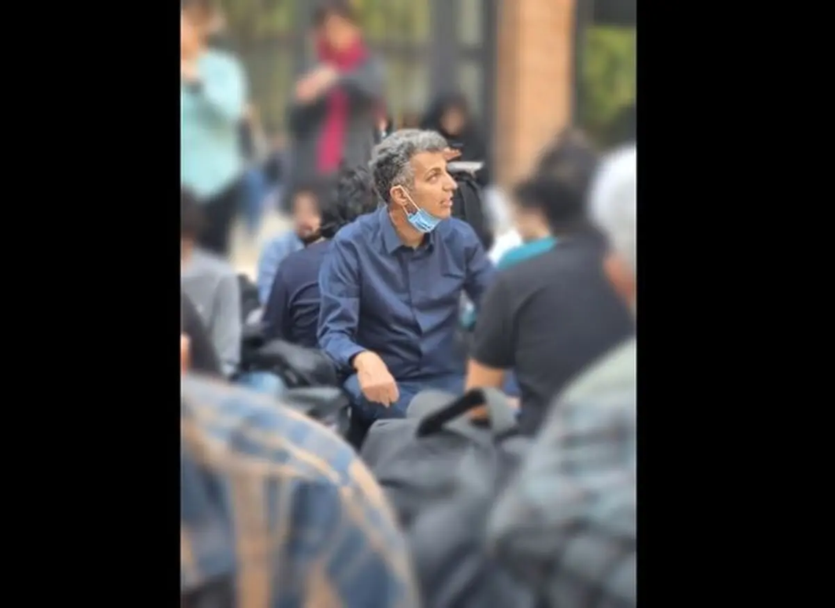 لحظه ورود عادل فردوسی پور و همراهی با دانشجویان دانشگاه شریف + ویدئو