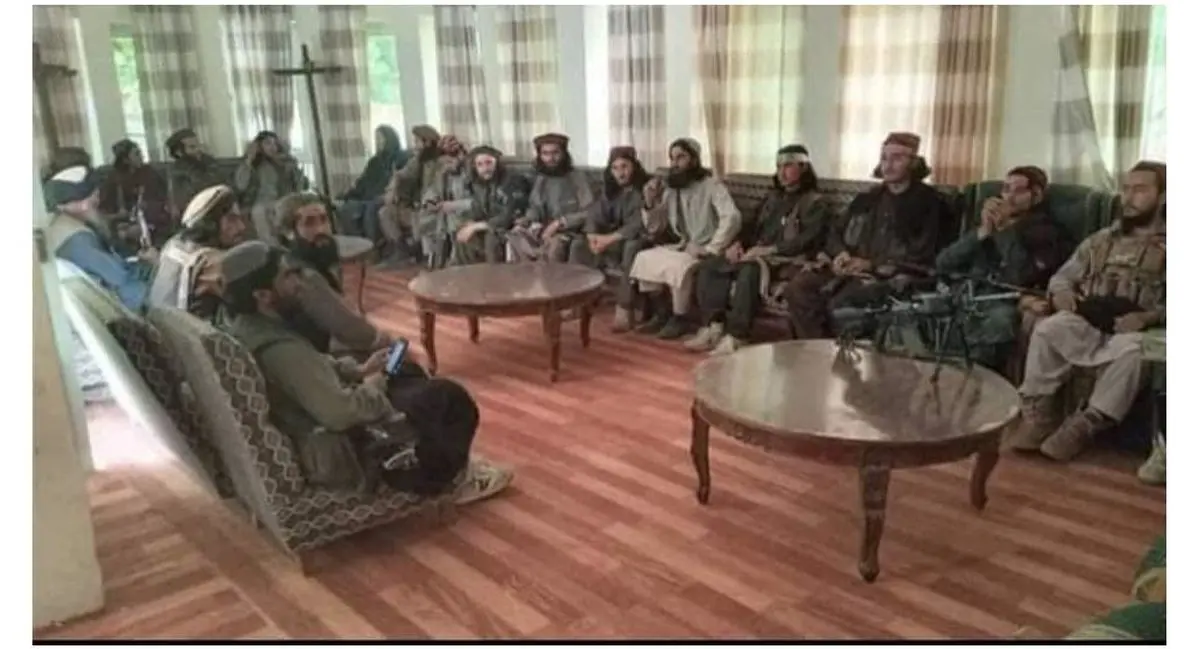 عکس یادگاری طالبان در دفتر احمدشاه مسعود + عکس
