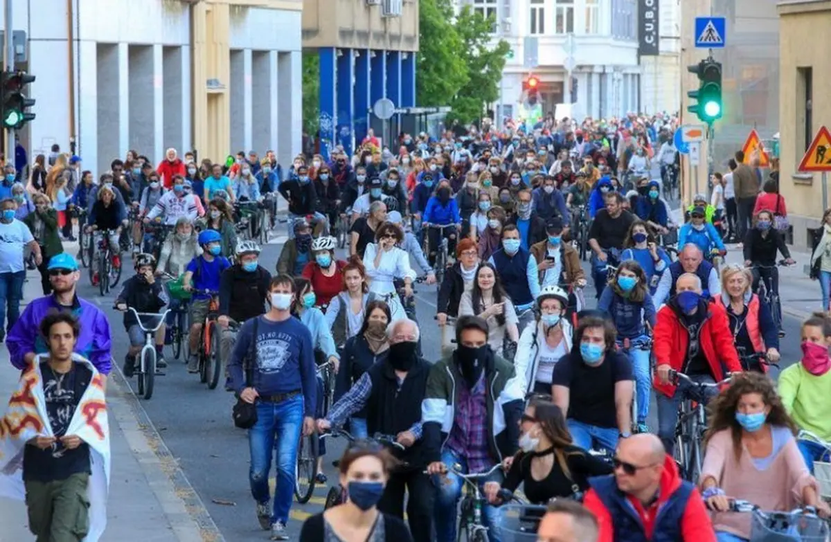 تظاهرات با دوچرخه علیه دولت در اسلوونی + عکس
