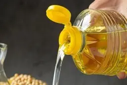 با این ترفند دیگه هیچوقت روغن از ظرفش چکه نمی‌کنه و کابینتتون کثیف نمیشه! | جلوگیری از چکه کردن روغن + ویدئو