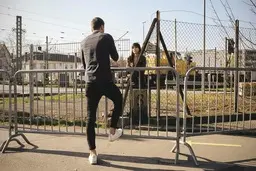  تصاویری  از عشق هایی که کرونا باعث جدایی آن ها شده