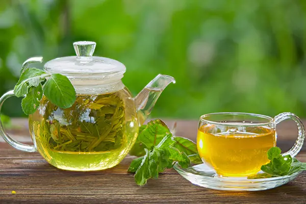 دمنوش پاییزی برای پاکسازی بدن | ترکیب چای سبز، لیمو و نعناع را امتحان کنید