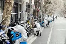 خشونت پلیس شانگ‌های چین در قرنطینه کردن شهروندان+ویدئو 