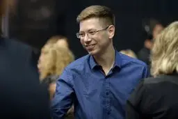 
صفحات کاربری پسر نتانیاهو در شبکه‌های اجتماعی مسدود شدند
