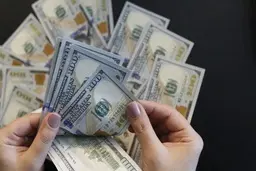 تلاش دلار برای عبور از مرز حساس