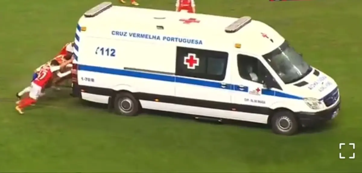 آمبولانسی که وسط مسابقه فوتبال خراب شد + ویدئو