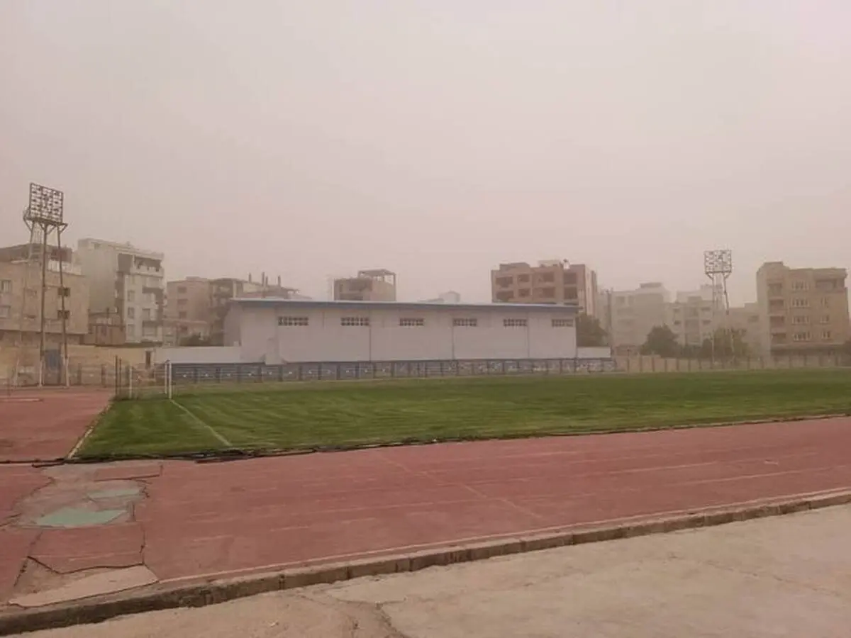 گرد و غبار‍ به فوتبال هم رحم نکرد | برگزاری فوتبال زنان در گرد و غبار‍