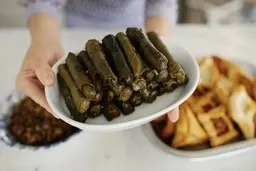 یک ترفند ساده و سریع برای پیچیدن دلمه برگ مو + ویدئو