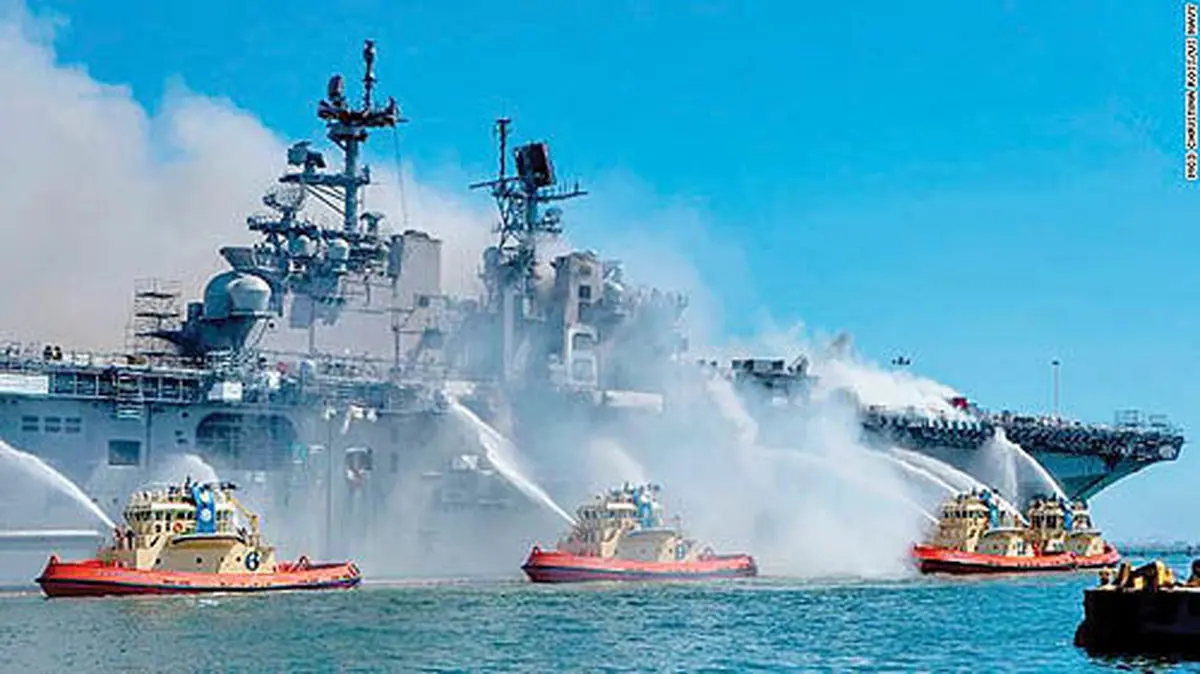 بحران جدید برای اعتبار آمریکا | آتش‌سوزی در کشتی جنگی میلیارد دلاری آمریکا خاموش شد
