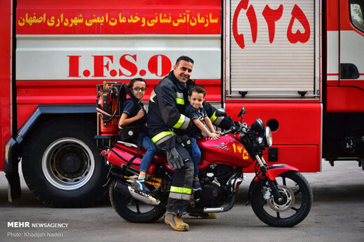 مردان آتش‌نشان درکنار خانواده خود+عکس