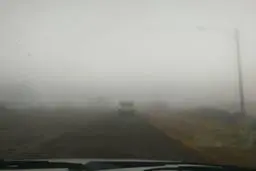 لحظه برخورد کامیون با چند خودرو در هوای مه آلود +فیلم