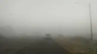 لحظه برخورد کامیون با چند خودرو در هوای مه آلود +فیلم