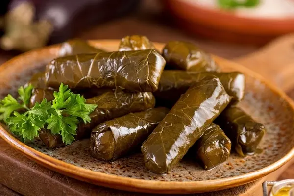 طرز تهیه دلمه برگ مو | بیا تا راز دلمه های خوشمزه و براق رو بهت بگم! +ویدئو