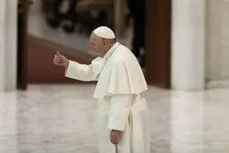 اینستاگرام پاپ، تصویر نیمه برهنه مدلی را لایک کرد