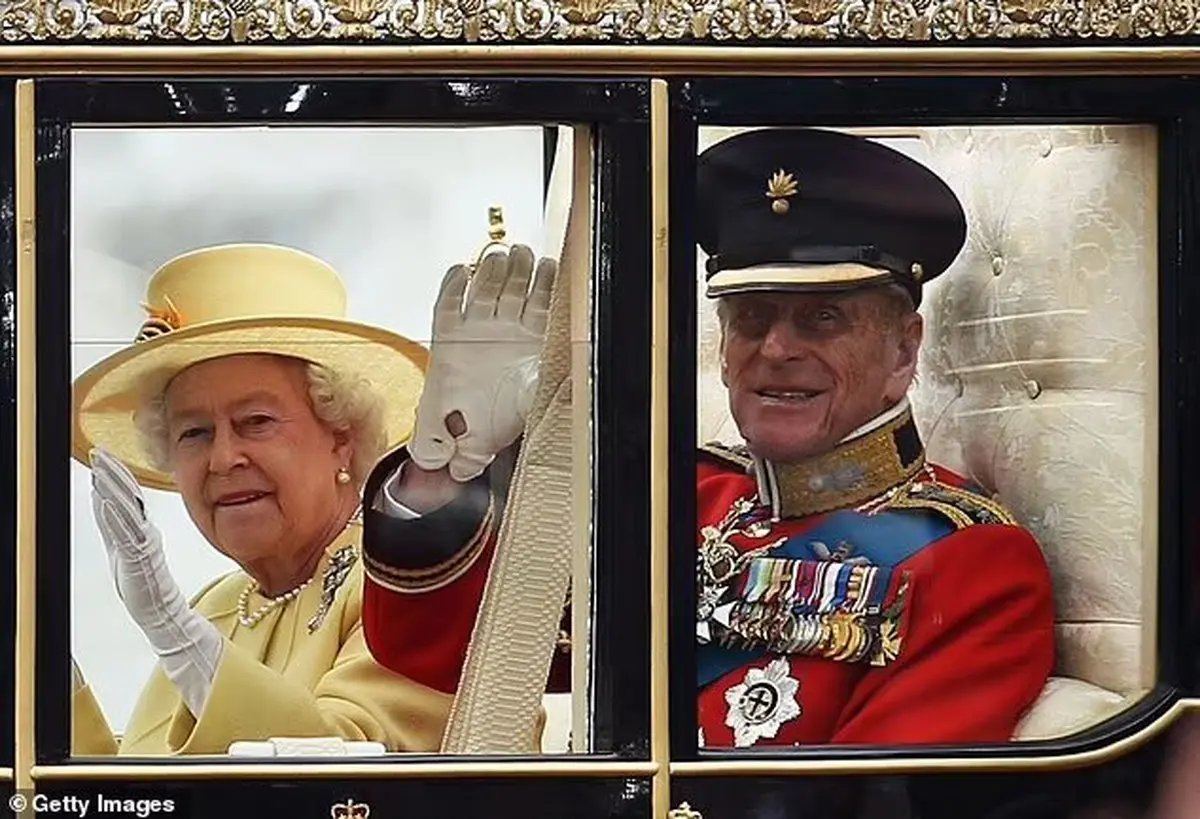 پادشاه انگلیس حتی یک جوراب سالم هم ندارد | جوراب سوراخش سوژه عکاسان شد! + عکس