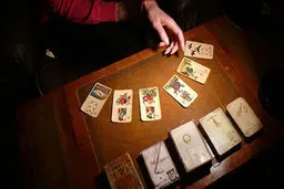 بازار مکاره فال و احضار روح در قرن ۲۱  