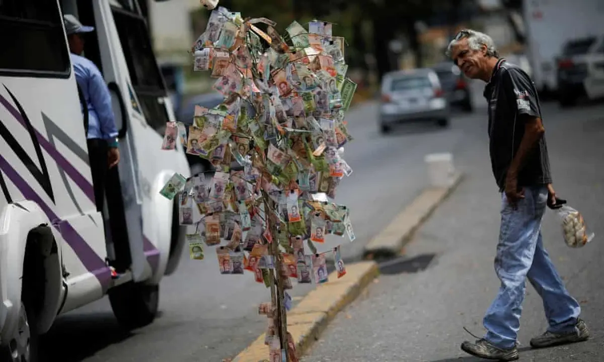 ابر تورم در ونزوئلا به روایت تصویر | حقوق ماهانه در برابر فاکتور خریدهای اساسی روزانه