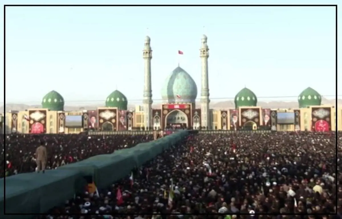 لحظه ورود خودروی حامل پیکر رهبر شهید انقلاب اسلامی به مسیر تشییع قم