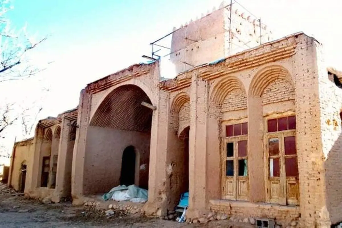 
اسلامی ندوشن خانه ده هزار متری پدری خود را اهدا کرد.
