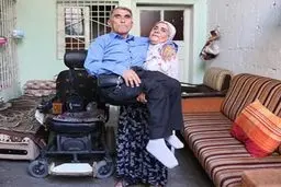 زنی که شوهر فلج خود را 10 سال روی پشت خود حمل می کند+ عکس