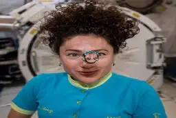 عکس روز ناسا ؛ فضانورد پشت یک قطره آب معلق (عکس) 