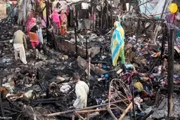 آتش سوزی در محله زاغه نشین کراچی 