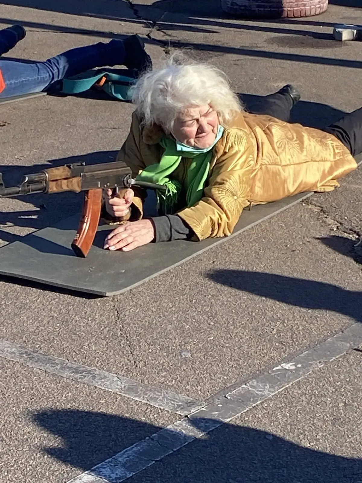 مادربزرگ اوکراینی، در حال تمرین برای دفاع در برابر حمله‌ی احتمالی روسیه+تصویر
