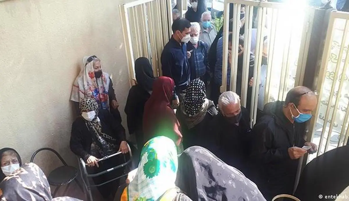واکسیناسیون بالای ۸۰ ساله‌ها در ایران؛ "قیامت است و شلوغ"