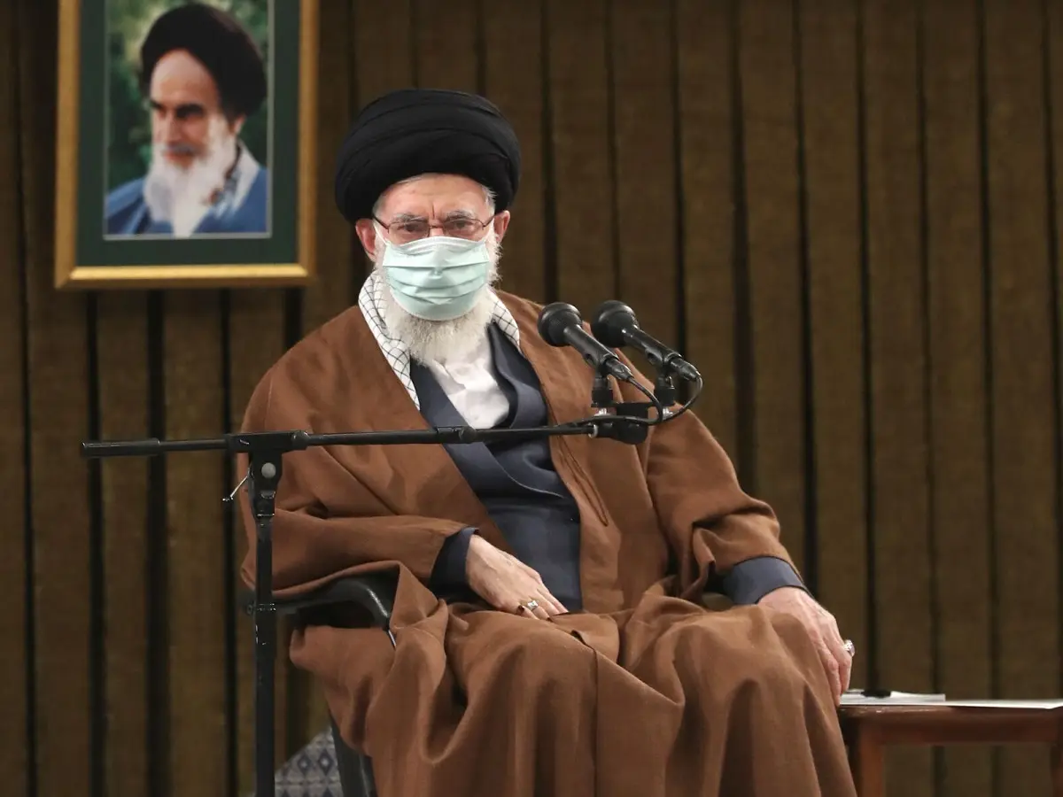 رهبر معظم انقلاب: با دخالت دولت در فعالیت‌های اقتصادی موافق نیستم، اما با هدایت، نظارت و کمکشان موافقم؛ این کار باید حتماً انجام بگیرد