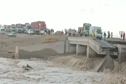 فرماندار ریگان کرمان وضع بحرانی اعلام کرد  | ۷۵ روستا در محاصره سیل |  به دلیل قطع برق و تلفن هیچ اطلاعی از مناطق کوهستانی نیست