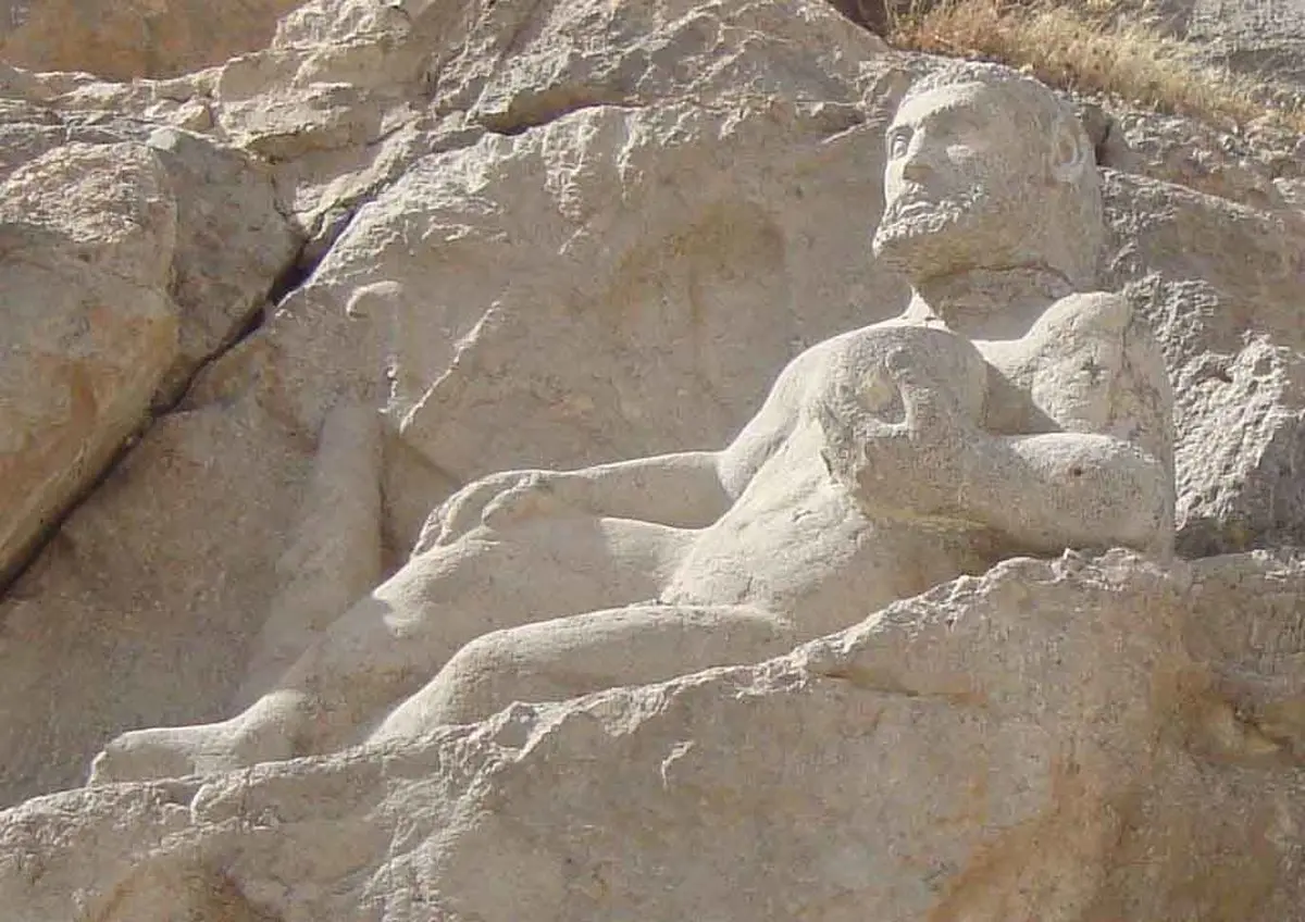 کشف بقایای مجسمه هرکول ۲۰۰۰ ساله در حفاری‌های جدید + عکس
