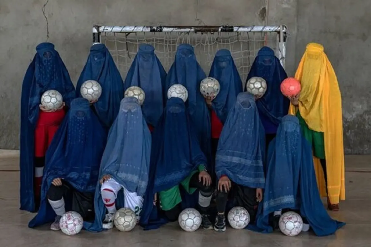 عکس عجیب از تیم فوتبال زنان در کابل | شرایط سفت و سخت طالبان برای زنان افغان! + عکس