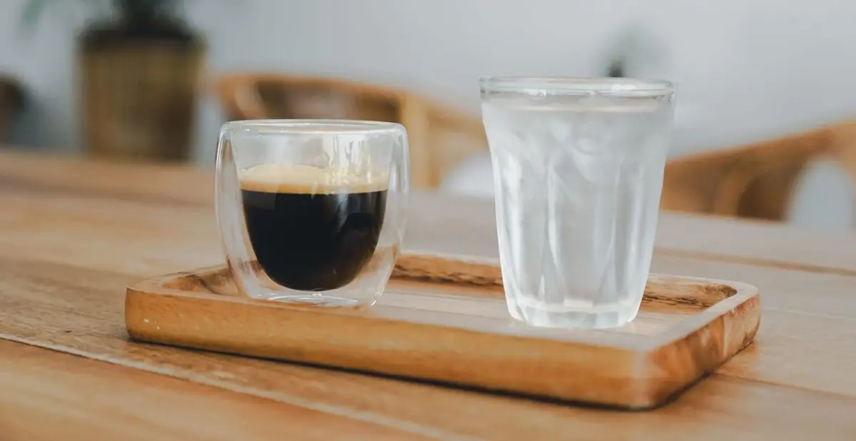 چرا آب کنار قهوه سرو می‌شود؟ | دلیل آب کنار قهوه