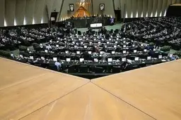 غیبت پرحاشیه ۲۵ نماینده در جلسه تحلیف رئیسی | کدام نماینده از قالیباف مجوز غیبت درصحن را گرفته است؟