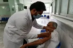 عارضه حالت آهن‌ربایی بدن پس از تزریق واکسن کرونا کذب است