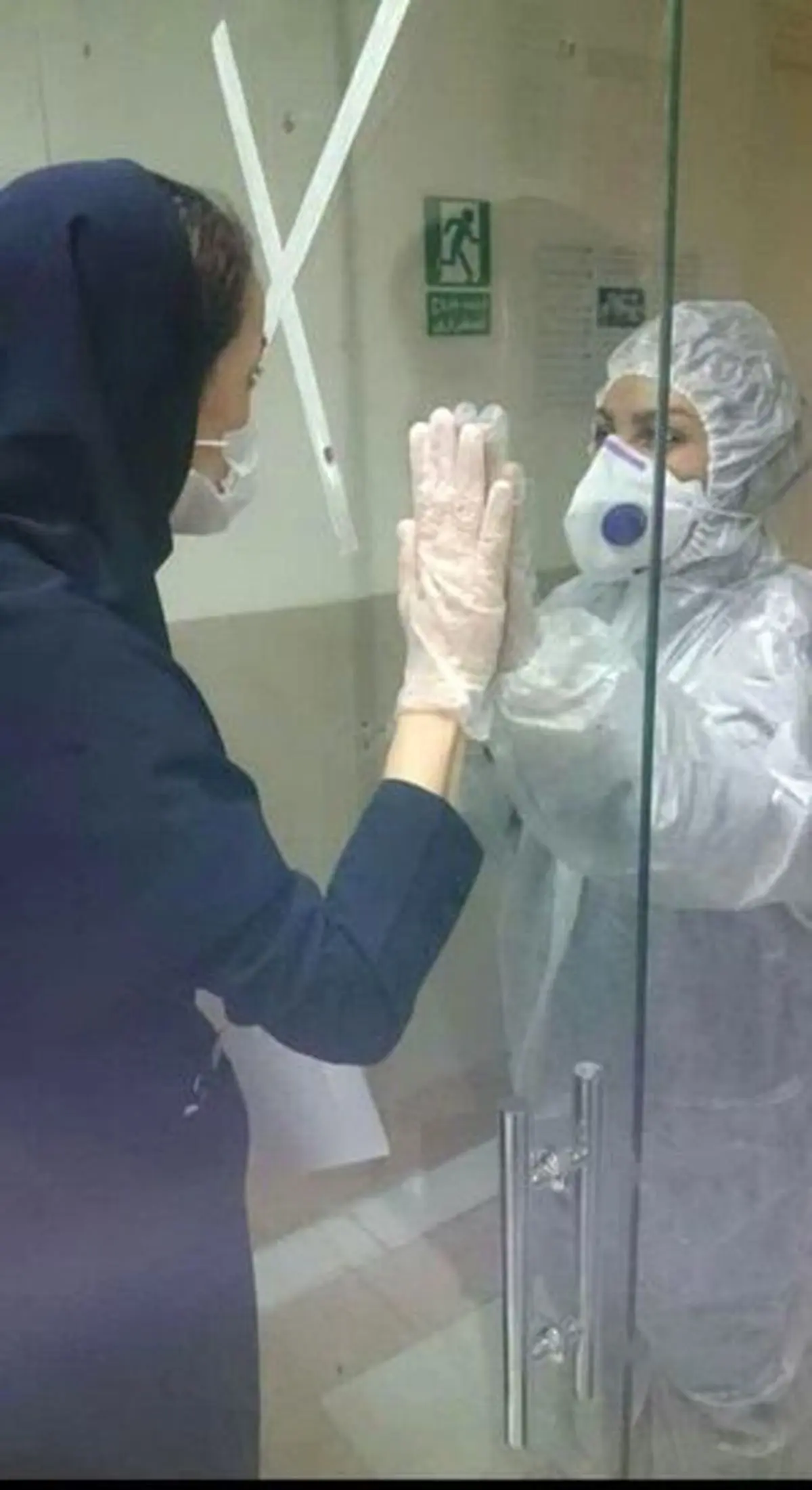 تصویر اثرگذار دو پرستار زن در مرز قرنطینه و عادی در کاشان 
