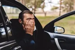 هنگام ماشین‌ گرفتگی در سفر چه کنیم؟ | از علائم تا درمان
