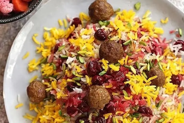 ناهار  آلبالو پلو با گوشت قلقلی درست کن، خیلی خوشمزه میشه | طرز تهیه آلبالو پلو با گوشت قلقلی مجلسی با طعمی بی نظیر+فوت و فن های سرآشپز