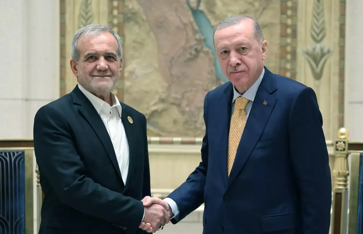 زبان بدن اقای پزشکیان در دیدار با اردوغان