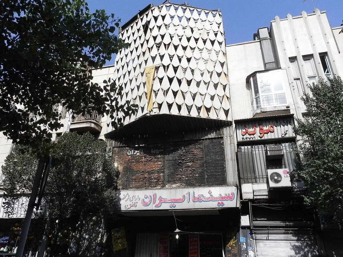 آتش‌سوزی گسترده در خیابان لاله زار تهران