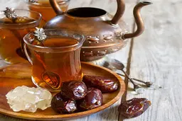 هشدار جدی درباره خوردن چایی همراه خرما | چرا چایی را با خرما نخوریم ؟