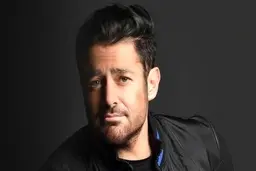 خودنمایی مصنوعی محمدرضا گلزار با خودروی فوق لاکچری اش! + عکس