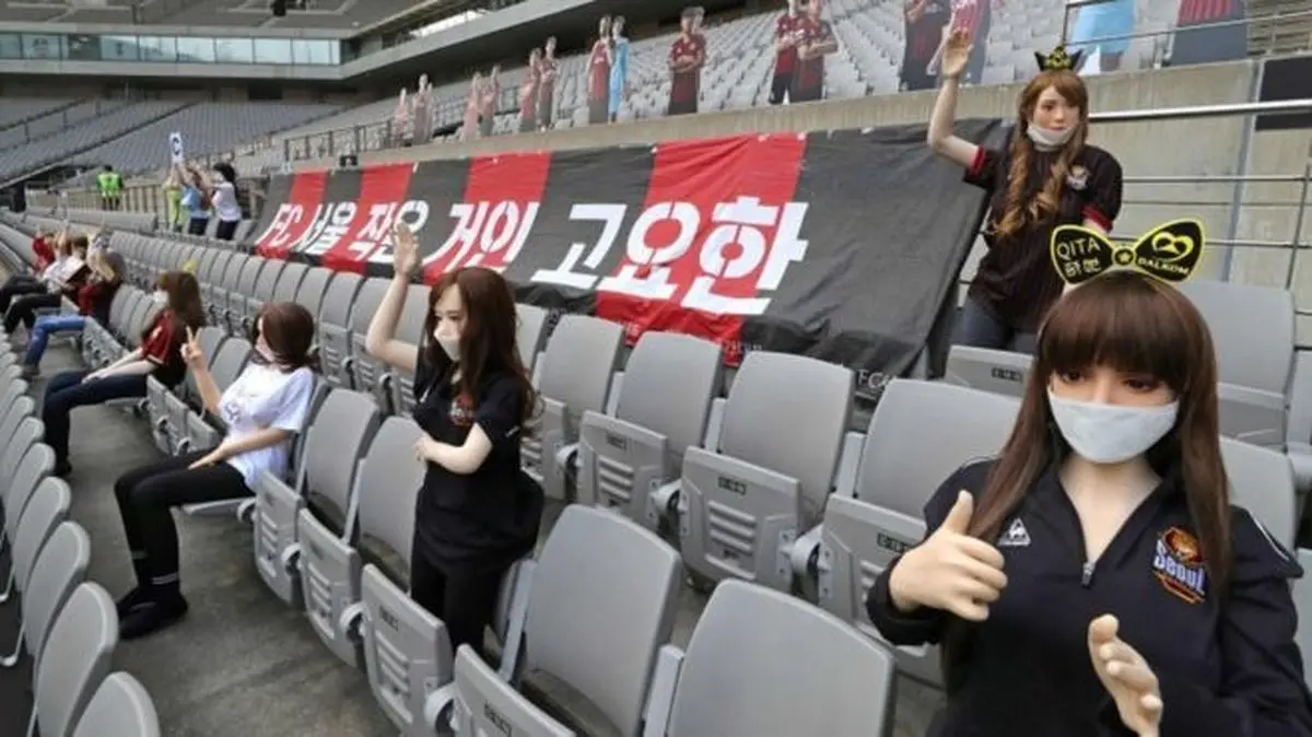 عذرخواهی باشگاه فوتبال کره جنوبی به دلیل  اقدامی اشتباه از عروسک‌های جنسی  به جای هوادارنش
