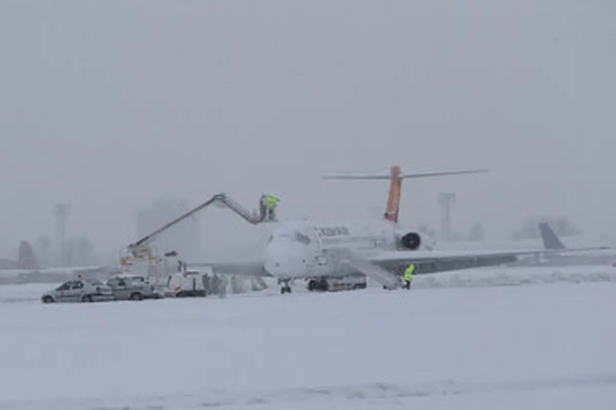 
فرودگاه رشت به علت برف سنگین بسته شد
